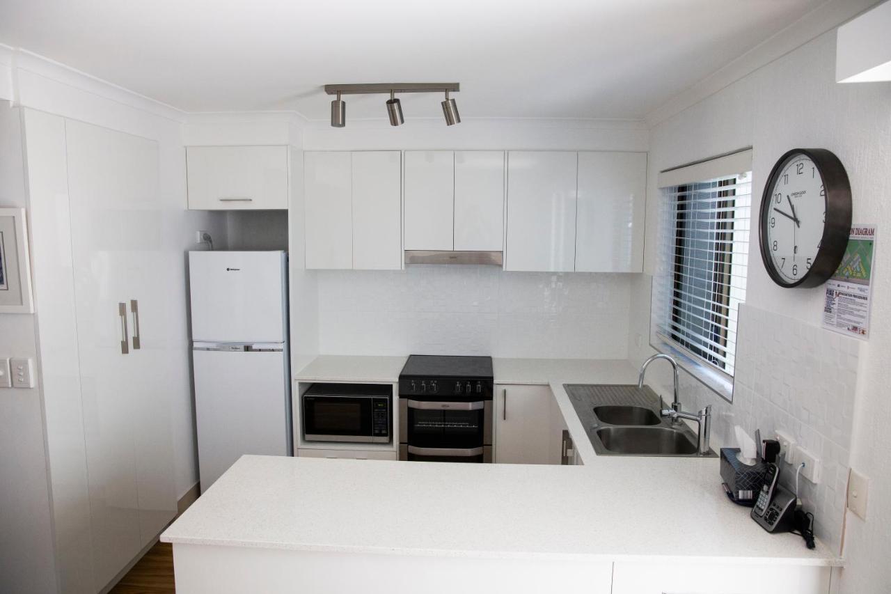 2 Bedroom Renovated Townhouse, Walk To Noosa River Нусавил Екстериор снимка